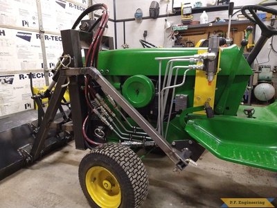 Richard W. built this Pin On Loader for his John Deere 140 left side veiw